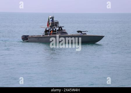 Persischer Golf, Buschehr, Iran. April 2024. Ein Schnellboot der Islamischen Revolutionsgarde (IRGC) segelt während der Marineparade der IRGC zum Nationalfeiertag des Persischen Golfs in der Nähe des Kernkraftwerks Bushehr in der Hafenstadt Bushehr, Provinz Bushehr, im Süden des Iran entlang des Persischen Golfs. Der Iran feiert den Jahrestag der Befreiung des Südens des Landes von der portugiesischen Besatzung im Jahr 1622 als „Nationalfeiertag am Persischen Golf“ am 29. April 2024 in Buschehr. Das Datum fällt mit dem Jahrestag eines erfolgreichen Militärkampfes von Shah Abbas, dem Großen von Persien, zusammen Stockfoto