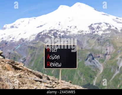 Symbol „AAR nach Aktion prüfen“. Konzeptworte AAR nach Aktionsrezension auf schöner gelber Tafel. Wunderschöner Berg Elbrus Hintergrund. Unternehmen A Stockfoto