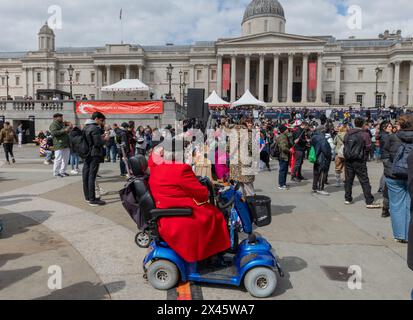 London. UK- 04.21.2024. Ein allgemeiner Blick auf den Trafalgar Square, wo die St. George's Day Celebration mit Imbissständen, Musik und Tanz stattfindet. Stockfoto