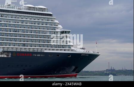 Cunards neuestes Kreuzfahrtschiff Queen Anne kommt am City Cruise Terminal in Southampton, Hampshire an, nachdem sie nach fünf Jahren Bauzeit in Italien von der Werft Fincantieri Marghera in Venedig ausgelaufen ist. Das Kreuzfahrtschiff kann 3000 Gäste aufnehmen und wird nächsten Monat ihre Jungfernfahrt Unternehmen. Bilddatum: Dienstag, 30. April 2024. Stockfoto