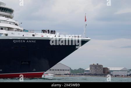 Cunards neuestes Kreuzfahrtschiff Queen Anne passiert Calshot Castle, als es nach fünf Jahren Bauzeit in Italien von der Werft Fincantieri Marghera in Venedig nach Southampton Watert fährt. Das Kreuzfahrtschiff kann 3000 Gäste aufnehmen und wird nächsten Monat ihre Jungfernfahrt Unternehmen. Bilddatum: Dienstag, 30. April 2024. Stockfoto