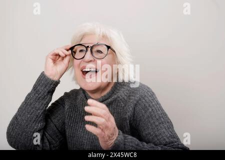 Ältere grauhaarige Frau mit überraschtem Ausdruck Stockfoto