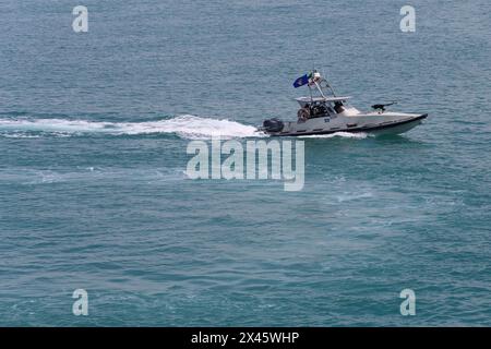 Persischer Golf, Buschehr, Iran. April 2024. Ein Schnellboot der Islamischen Revolutionsgarde (IRGC) segelt während der Marineparade der IRGC zum Nationalfeiertag des Persischen Golfs in der Nähe des Kernkraftwerks Bushehr in der Hafenstadt Bushehr, Provinz Bushehr, im Süden des Iran entlang des Persischen Golfs. Der Iran feiert den Jahrestag der Befreiung des Südens des Landes von der portugiesischen Besatzung im Jahr 1622 als „Nationalfeiertag am Persischen Golf“ am 29. April 2024 in Buschehr. Das Datum fällt mit dem Jahrestag eines erfolgreichen Militärkampfes von Shah Abbas, dem Großen von Persien, zusammen Stockfoto