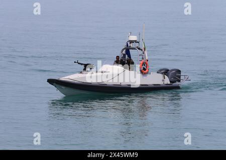 Persischer Golf, Buschehr, Iran. April 2024. Ein Schnellboot der Islamischen Revolutionsgarde (IRGC) segelt während der Marineparade der IRGC zum Nationalfeiertag des Persischen Golfs in der Nähe des Kernkraftwerks Bushehr in der Hafenstadt Bushehr, Provinz Bushehr, im Süden des Iran entlang des Persischen Golfs. Der Iran feiert den Jahrestag der Befreiung des Südens des Landes von der portugiesischen Besatzung im Jahr 1622 als „Nationalfeiertag am Persischen Golf“ am 29. April 2024 in Buschehr. Das Datum fällt mit dem Jahrestag eines erfolgreichen Militärkampfes von Shah Abbas, dem Großen von Persien, zusammen Stockfoto