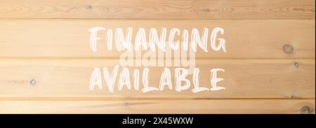 Symbol „Finanzierung verfügbar“. Concept Words Finanzierung auf schöner Holzwand verfügbar. Wunderschöner Hintergrund aus Holz. Geschäftsfinanzierung verfügbar Stockfoto