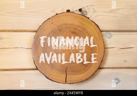 Symbol „Finanzierung verfügbar“. Concept Words Finanzierung auf einem schönen Holzkreis verfügbar. Wunderschöner Hintergrund aus Holz. Geschäftsfinanzierung verfügbar Stockfoto