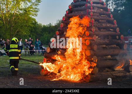 Zbysov, Tschechische Republik. April 2024 30. Walpurgisnacht - Verbrennung der Hexen in Zbysow bei Brünn, Tschechische Republik, 30. April 2024. Quelle: Patrik Uhlir/CTK Photo/Alamy Live News Stockfoto