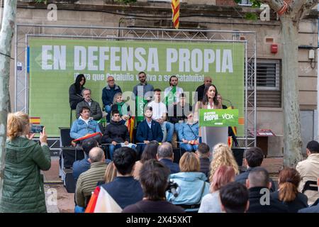 VOX-Treffen in der Stadt Mataró unter dem Motto „in Notwehr“ mit dem Kandidaten für die katalanischen Wahlen Ignacio Garriga, auf einem der widersprüchlichsten Plätze der katalanischen Region Maresme. Obwohl einige Schreie gegen die Abascal-Partei gehört wurden, verlief das Ereignis normal. Treffen de Vox en la ciudad de Mataró, bajo el lema de 'en defensa propia', con el candidato a las elecciones catalanas Ignacio Garriga, en una de las plazas más conflict tivas de la ciudad de la comarca catalana del Maresme. A Pesar de que se han escuchado algunos gritos en contra del partido de Stockfoto