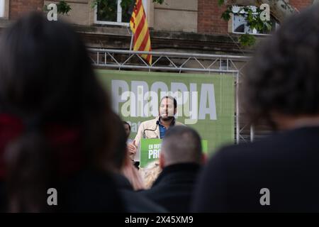 VOX-Treffen in der Stadt Mataró unter dem Motto „in Notwehr“ mit dem Kandidaten für die katalanischen Wahlen Ignacio Garriga, auf einem der widersprüchlichsten Plätze der katalanischen Region Maresme. Obwohl einige Schreie gegen die Abascal-Partei gehört wurden, verlief das Ereignis normal. Treffen de Vox en la ciudad de Mataró, bajo el lema de 'en defensa propia', con el candidato a las elecciones catalanas Ignacio Garriga, en una de las plazas más conflict tivas de la ciudad de la comarca catalana del Maresme. A Pesar de que se han escuchado algunos gritos en contra del partido de Stockfoto