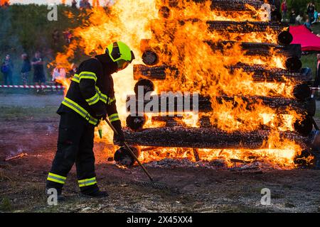 Zbysov, Tschechische Republik. April 2024 30. Walpurgisnacht - Verbrennung der Hexen in Zbysow bei Brünn, Tschechische Republik, 30. April 2024. Quelle: Patrik Uhlir/CTK Photo/Alamy Live News Stockfoto