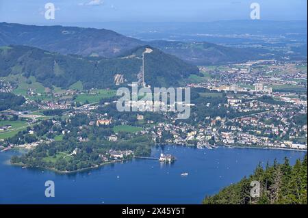 Panoramablick auf das Wasserschloss Ort Orth am Traunsee in Gmunden Österreich Stockfoto