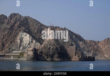 Al Jalali Fort oder Ash Sharqiya Fort im Hafen von Old Maskat, Oman. Das Fort wurde von den Portugiesen unter Philipp I. in den 1580er Jahren erbaut Stockfoto