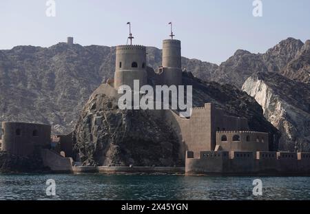 Al Jalali Fort oder Ash Sharqiya Fort im Hafen von Old Maskat, Oman. Das Fort wurde von den Portugiesen unter Philipp I. in den 1580er Jahren erbaut Stockfoto