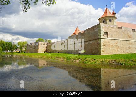 Landschaft mit Fagaras Festung: Außenansicht der Verteidigungsmauern vor einem Wassergraben Stockfoto