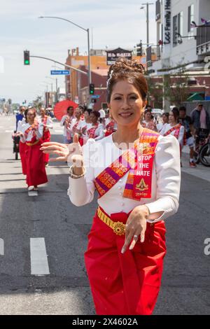 Erwachsene Apsara-Tänzer vom Stop the Hate Program Walking in the Cambodian New Year Parade and Festival 2024 in Cambodia Town, Long Beach, CA, USA Stockfoto