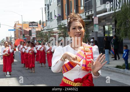 Erwachsene Apsara-Tänzer vom Stop the Hate Program Walking in the Cambodian New Year Parade and Festival 2024 in Cambodia Town, Long Beach, CA, USA Stockfoto