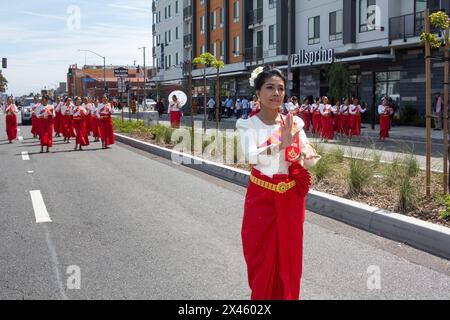 Erwachsene Apsara-Tänzer vom Stop the Hate Program Walking in the Cambodian New Year Parade and Festival 2024 in Cambodia Town, Long Beach, CA, USA Stockfoto