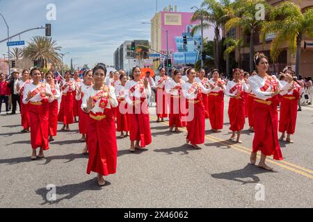 Erwachsene Apsara-Tänzer vom Stop the Hate Program Walking in the Cambodian New Year Parade and Festival 2024 in Cambodia Town, Long Beach, CA, USA Stockfoto