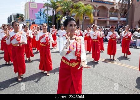 Erwachsene Apsara-Tänzer vom Stop the Hate Program Walking in the Cambodian New Year Parade and Festival 2024 in Cambodia Town, Long Beach, CA, USA Stockfoto