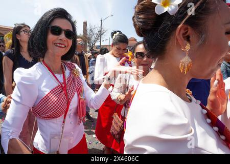 Kambodschanische amerikanische Frauen aus dem Stop the Hate Program tanzen den Ramvong bei der Cambodian New Year Parade and Festival 2024 in Cambodia Town, Long Be Stockfoto