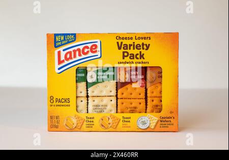 BEMIDJI, MN - 17. November 2020: Paket mit Lance Cheese Lovers Varieté Pack Sandwichkracker Essen Snacks. Stockfoto