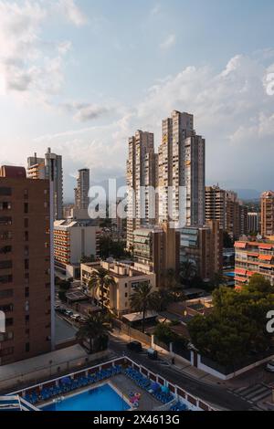 Drohnenansicht moderner Apartmentgebäude, die tagsüber in der Stadt gegen den wolkigen blauen Himmel gelegen sind Stockfoto