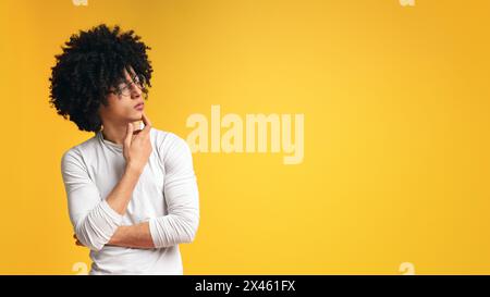 Nachdenklicher afroamerikanischer Mann, der auf freien Raum schaut Stockfoto