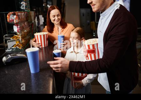 Eine vielfältige Gruppe von Freunden und Familie, die sich gerne in einer Bar unterhalten, Gespräche führen und lachen. Stockfoto