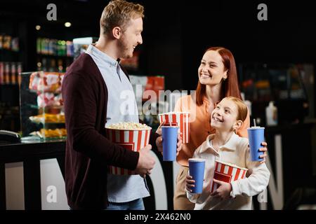 Eine Familie hält fröhlich Popcorn, während sie einen Moment miteinander teilt. Stockfoto