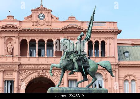 Das Denkmal von Manuel Belgrano gegenüber dem historischen Präsidentengebäude Casa Rosada in der Innenstadt von Buenos Aires (Argentinien). Stockfoto