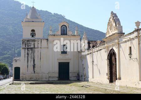 Der Blick auf das historische Kloster San Bernardo aus dem 16. Jahrhundert, eines der ältesten Gebäude in Salta (Argentinien). Stockfoto