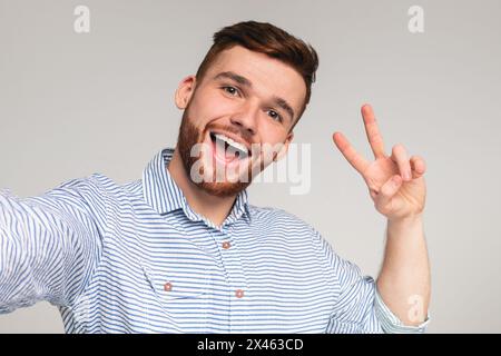 Junge tausendjährigen man V Übersicht - Zeichen und selfie Stockfoto