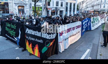 Hamburg, Deutschland. April 2024 30. Frauen demonstrieren bei der traditionellen Walpurgisnacht-Demonstration unter dem Motto „Take back the Night“ durch das Schanzenviertel und St. Pauli. Quelle: Markus Scholz/dpa/Alamy Live News Stockfoto