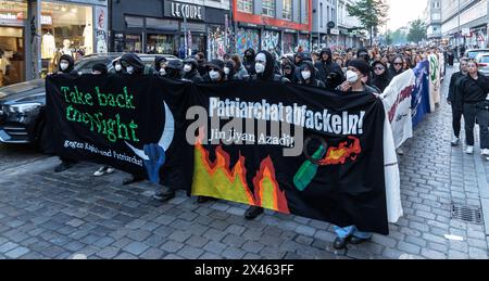 Hamburg, Deutschland. April 2024 30. Frauen demonstrieren bei der traditionellen Walpurgisnacht-Demonstration unter dem Motto „Take back the Night“ durch das Schanzenviertel und St. Pauli. Quelle: Markus Scholz/dpa/Alamy Live News Stockfoto