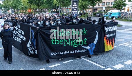 Hamburg, Deutschland. April 2024 30. Frauen demonstrieren bei der traditionellen Walpurgisnacht-Demonstration unter dem Motto „Take back the Night“ durch das Schanzenviertel und St. Pauli. Quelle: Markus Scholz/dpa/Alamy Live News Stockfoto