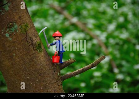 Playmobil-Mann genießt den wilden Knoblauch, der in einem Dorset-Wald wächst Stockfoto