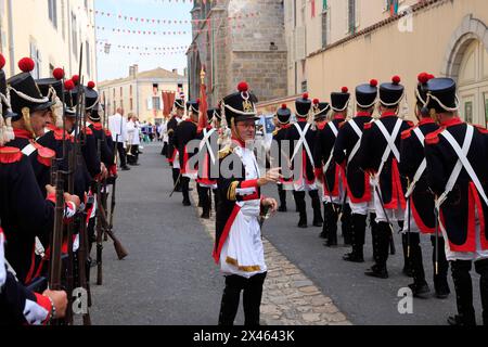 Le Dorat, Frankreich. Soldaten der napoleonischen Garde während der Septennial-Ästensionen von Dorat, die die Reliquien des Heiligen Israel und des Heiligen Theo feiern Stockfoto