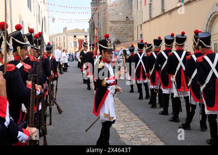 Le Dorat, Frankreich. Soldaten der napoleonischen Garde während der Septennial-Ästensionen von Dorat, die die Reliquien des Heiligen Israel und des Heiligen Theo feiern Stockfoto