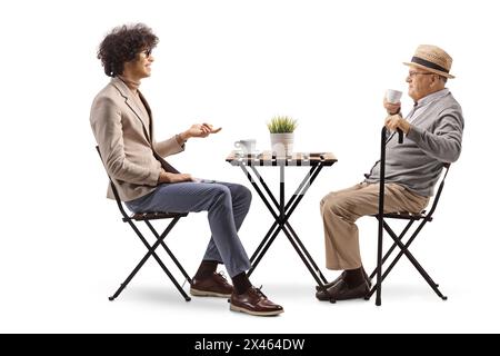 Junger Mann, der in einem Café sitzt und ein Gespräch mit einem älteren Mann auf weißem Hintergrund führt Stockfoto