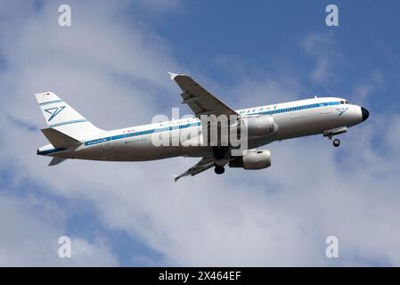 Ein Airbus A320 von Condor in einem speziellen Retrospektivprogramm fährt vom Flughafen Lanzarote Arrecife ab Stockfoto