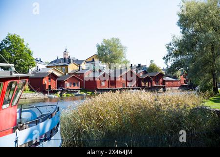 Porvoo, Finnland - 2. September: Stadtbild der Altstadt von Porvoo. Malerische Holzhäuser an einem Flusshang. Mittelalterliche lutherische Kathedrale aus Stein auf einem Hügel. Warmer, sonniger Sommertag. Stockfoto