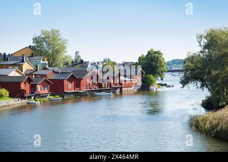 Porvoo, Finnland - 2. September: Stadtbild der Altstadt von Porvoo. Malerische Holzhäuser an einem Flusshang. Mittelalterliche lutherische Kathedrale aus Stein auf einem Hügel. Warmer, sonniger Sommertag. Stockfoto