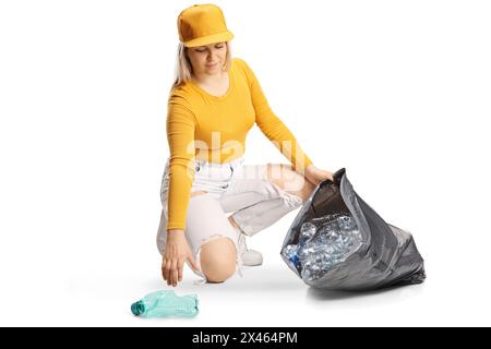 Junge Frau sammelt Plastikflaschen zum Recycling isoliert auf weißem Hintergrund Stockfoto