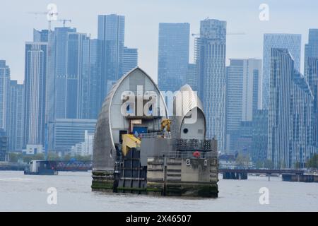 Die Themsbarriere ist eine der größten beweglichen Hochwasserbarrieren der Welt. In Der Nähe Von Woolwich. London Stockfoto