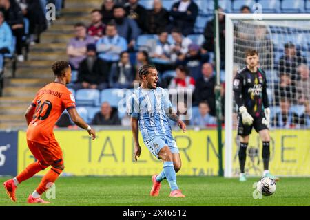 Coventry, Großbritannien. April 2024 30. Joel Latibeaudiere aus Coventry reist am 30. April 2024 während des EFL Sky Bet Championship Matches zwischen Coventry City und Ipswich Town in der Coventry Building Society Arena in Coventry, England ins Zentrum. Foto von Stuart Leggett. Nur redaktionelle Verwendung, Lizenz für kommerzielle Nutzung erforderlich. Keine Verwendung bei Wetten, Spielen oder Publikationen eines einzelnen Clubs/einer Liga/eines Spielers. Quelle: UK Sports Pics Ltd/Alamy Live News Stockfoto