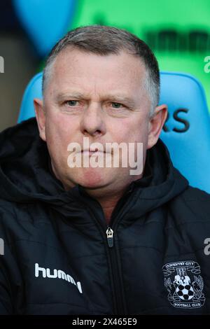 COVENTRY, Großbritannien - 30. April 2024: Coventry City Manager Mark Robins sieht sich vor dem EFL-Meisterschaftsspiel zwischen Coventry City FC und Ipswich Town FC in der Coventry Building Society Arena (Foto: Craig Mercer/ Alamy Live News) Stockfoto