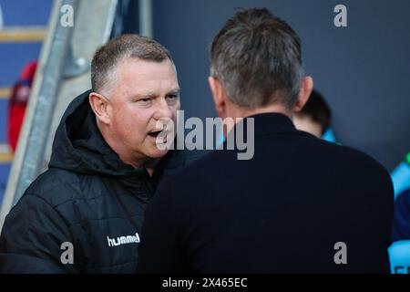 COVENTRY, Großbritannien - 30. April 2024: Coventry City Manager Mark Robins begrüßt Ipswich Town Manager Kieran McKenna vor dem EFL-Meisterschaftsspiel zwischen Coventry City FC und Ipswich Town FC in der Coventry Building Society Arena (Foto: Craig Mercer/ Alamy Live News) Stockfoto