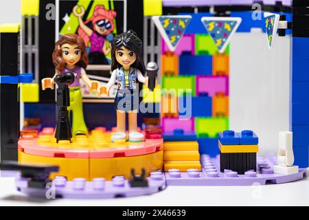 Lemberg, Ukraine - 29. April 2024: Lego Friends Karaoke Music Party Stockfoto