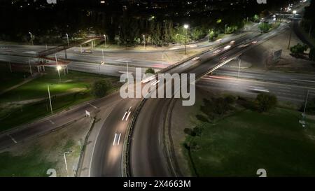 Autobahnüberführung bei Nacht, in Mendoza, Argentinien. Luftaufnahme. Stockfoto