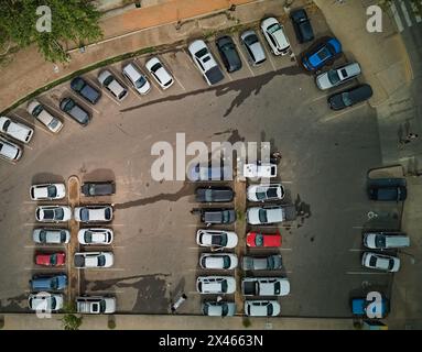 Parkplatz von oben gesehen. Draufsicht der Drohne. Stockfoto